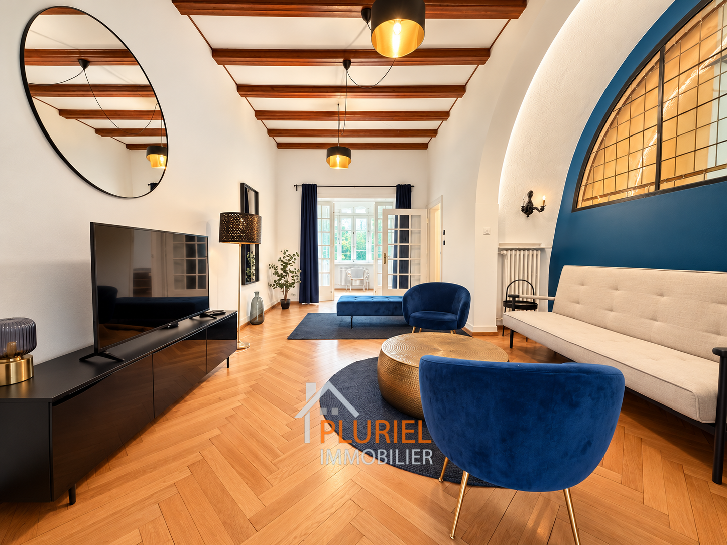 Salon moderne aux accents bleu profond