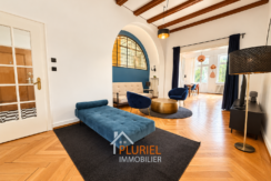 Salon moderne bleu et laiton