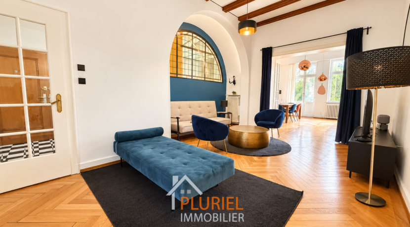 Salon moderne bleu et laiton
