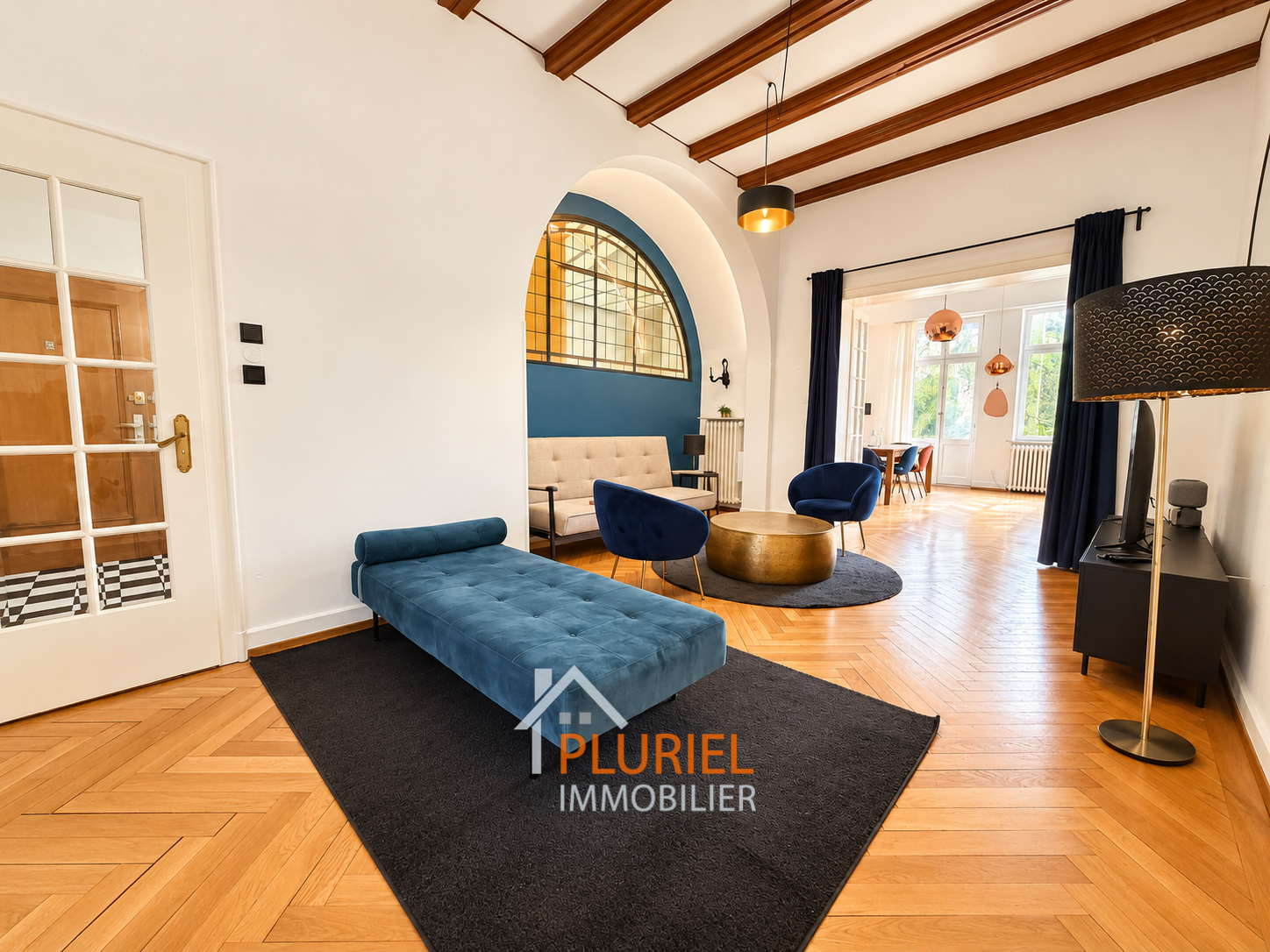 Salon moderne bleu et laiton