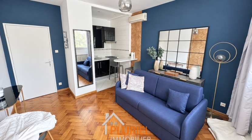 Salon moderne bleu et parquet chaleureux