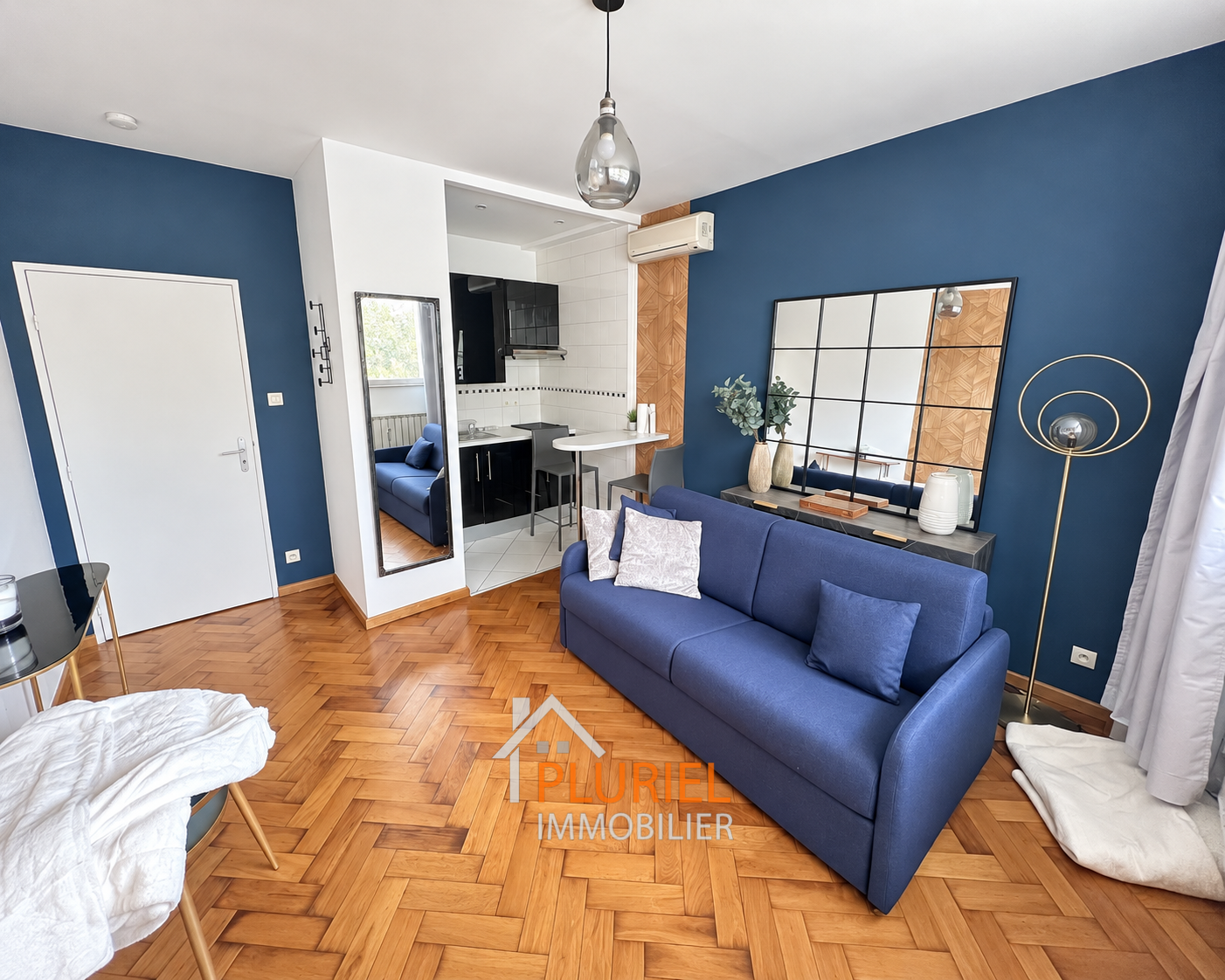 Salon moderne bleu et parquet chaleureux