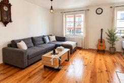 Salon moderne chaleureux avec guitare et chat tree