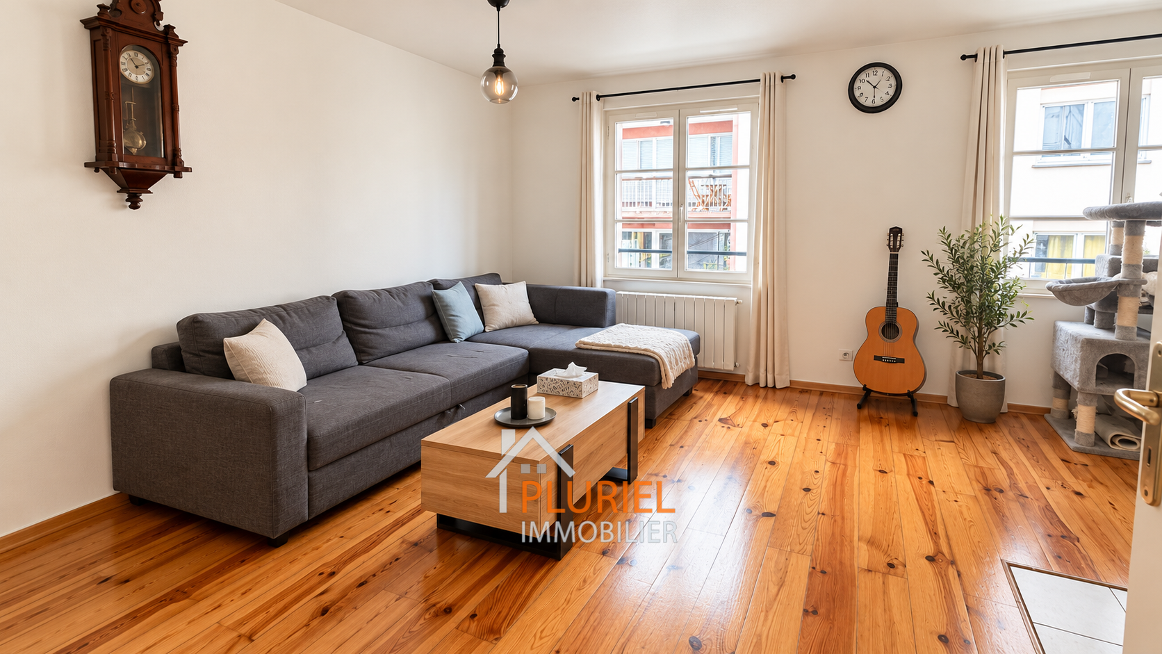 Salon moderne chaleureux avec guitare et chat tree