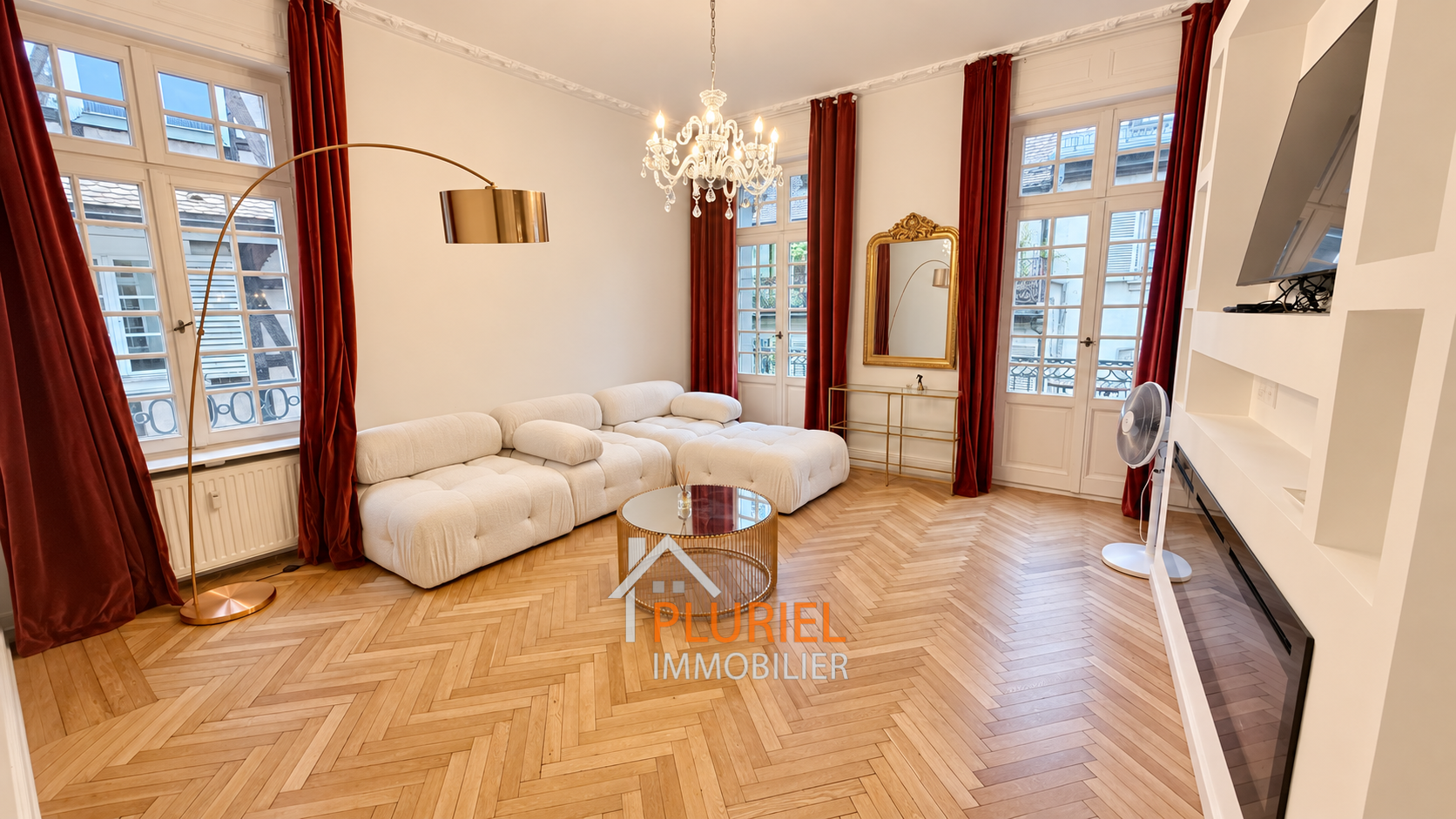 Salon parisien élégant avec canapé crème et parquet haugesund