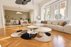 Salon parisien lumineux aux accents naturels