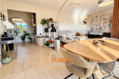 Salon scandinave baigné de soleil