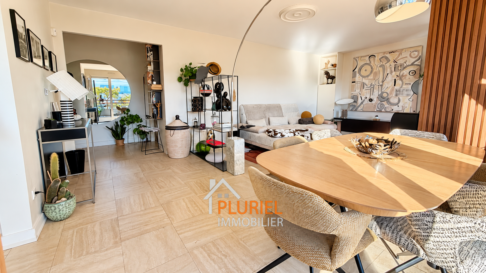 Salon scandinave baigné de soleil