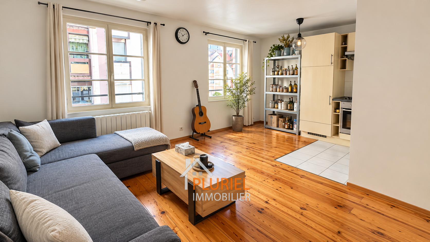 Salon scandinave chaleureux avec cuisine ouverte