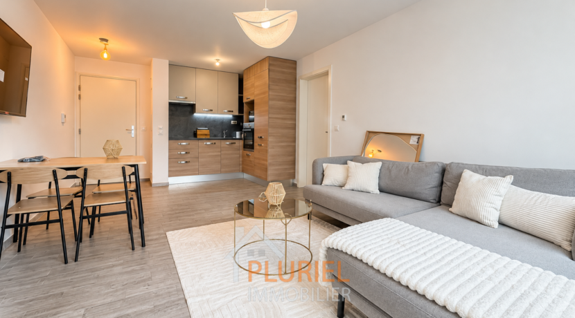 Salon scandinave chaleureux avec cuisine ouverte