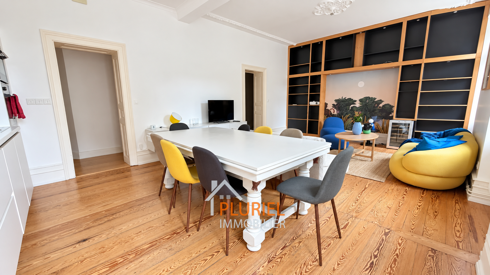 Salon-séjour moderne aux touches colorées