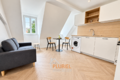 Studio mansardé scandinave lumineux