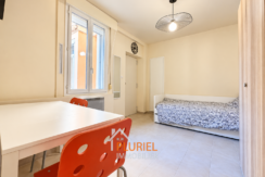 Studio moderne avec lit et chaises orange