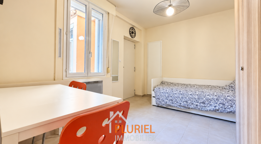 Studio moderne avec lit et chaises orange