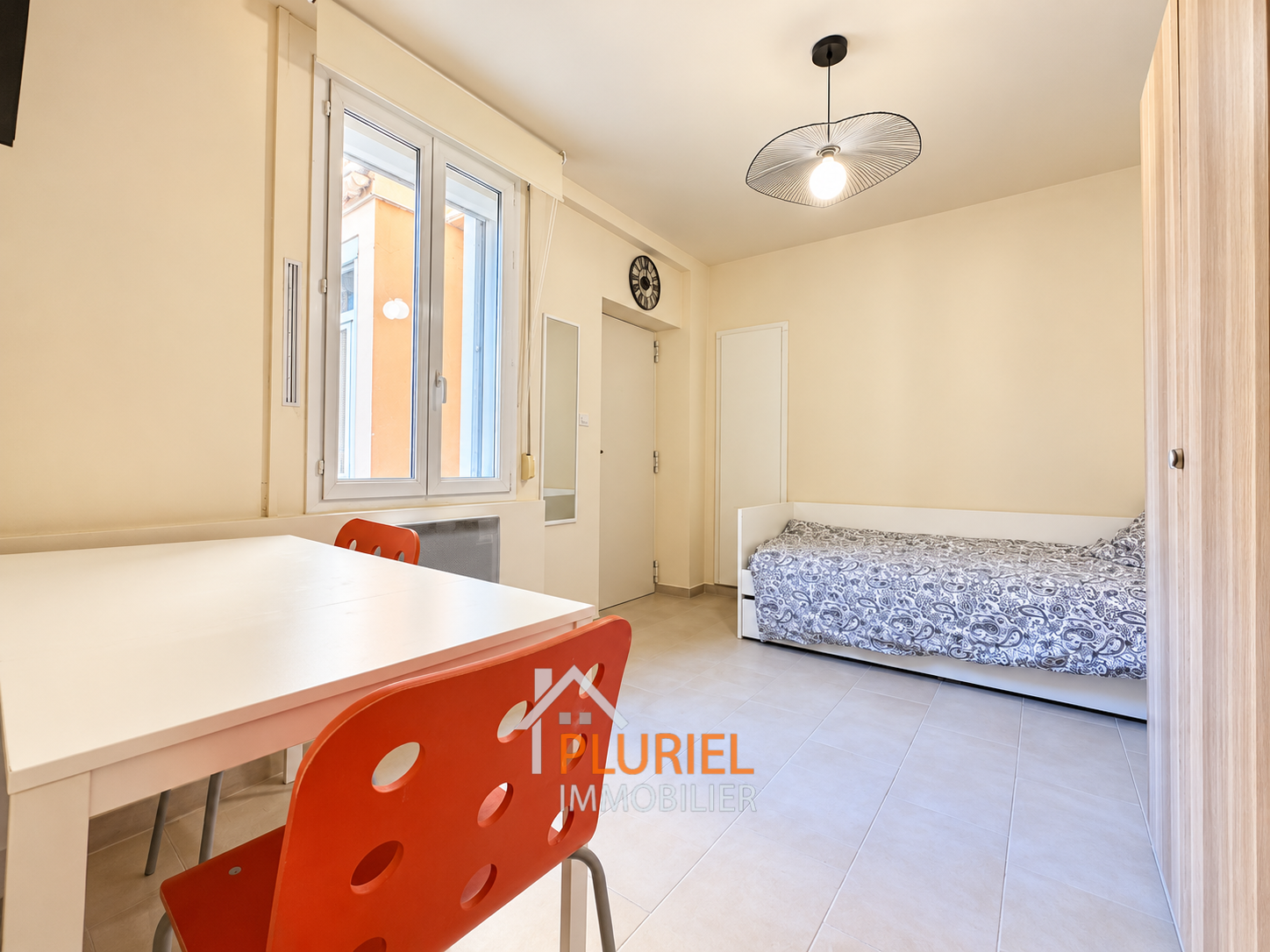 Studio moderne avec lit et chaises orange