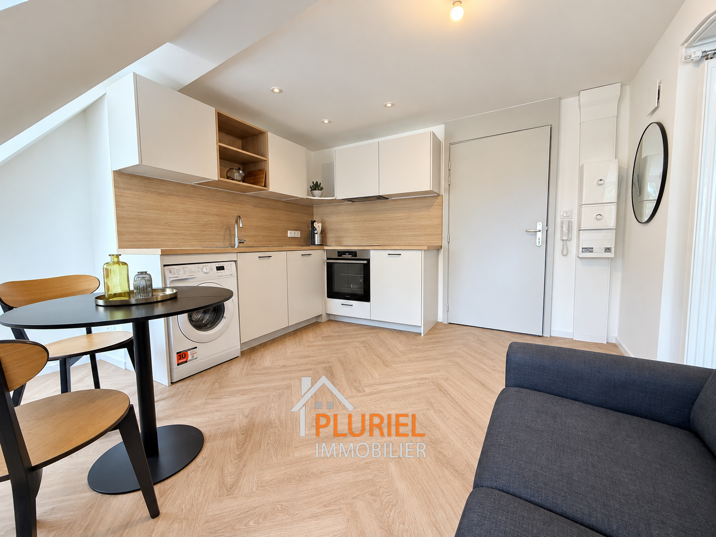 Studio scandinave lumineux avec cuisine ouverte