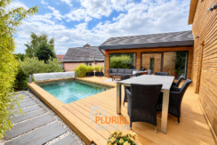 Terrasse moderne avec piscine et jardin