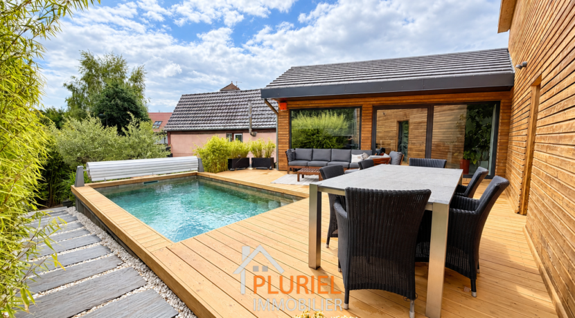 Terrasse moderne avec piscine et jardin