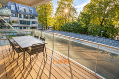 Terrasse moderne baignée de soleil