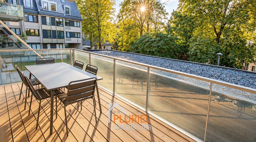 Terrasse moderne baignée de soleil