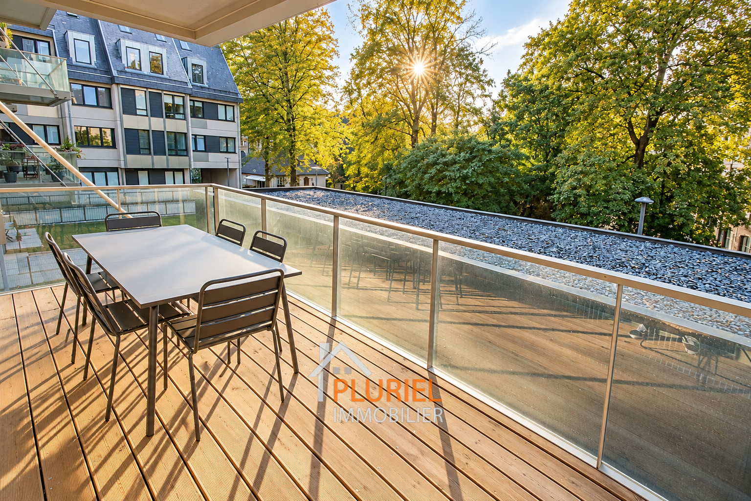 Terrasse moderne baignée de soleil