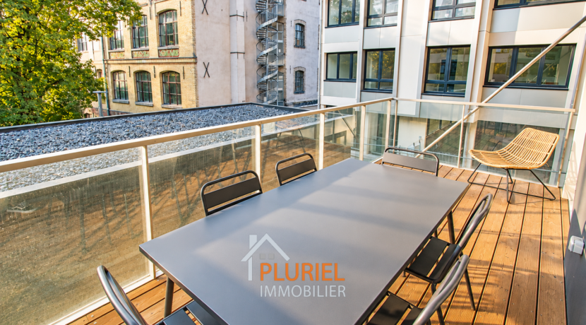 Terrasse moderne sur cour urbaine
