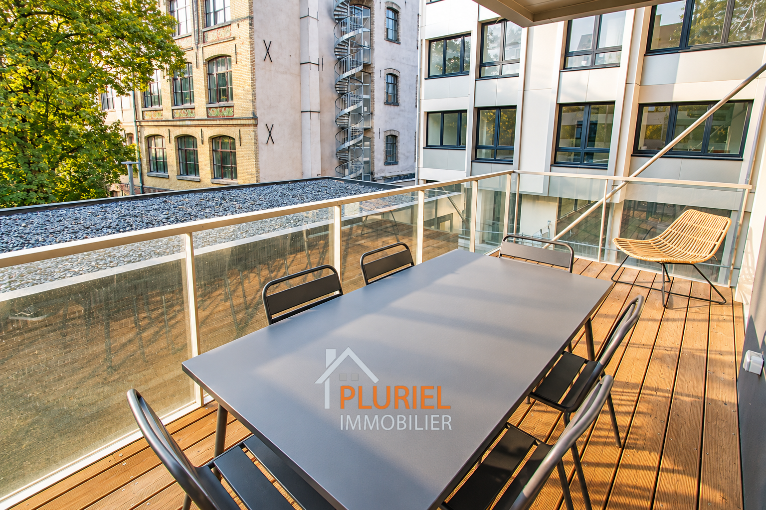 Terrasse moderne sur cour urbaine